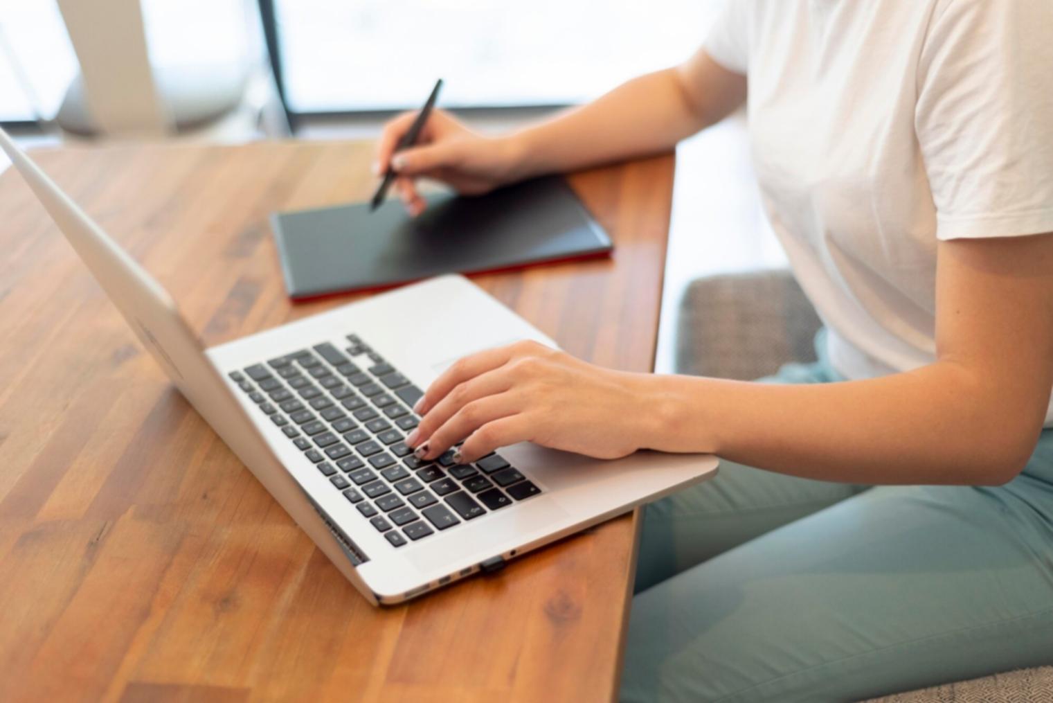 Finanzplanung Workspace mit Notizbuch und Rechner