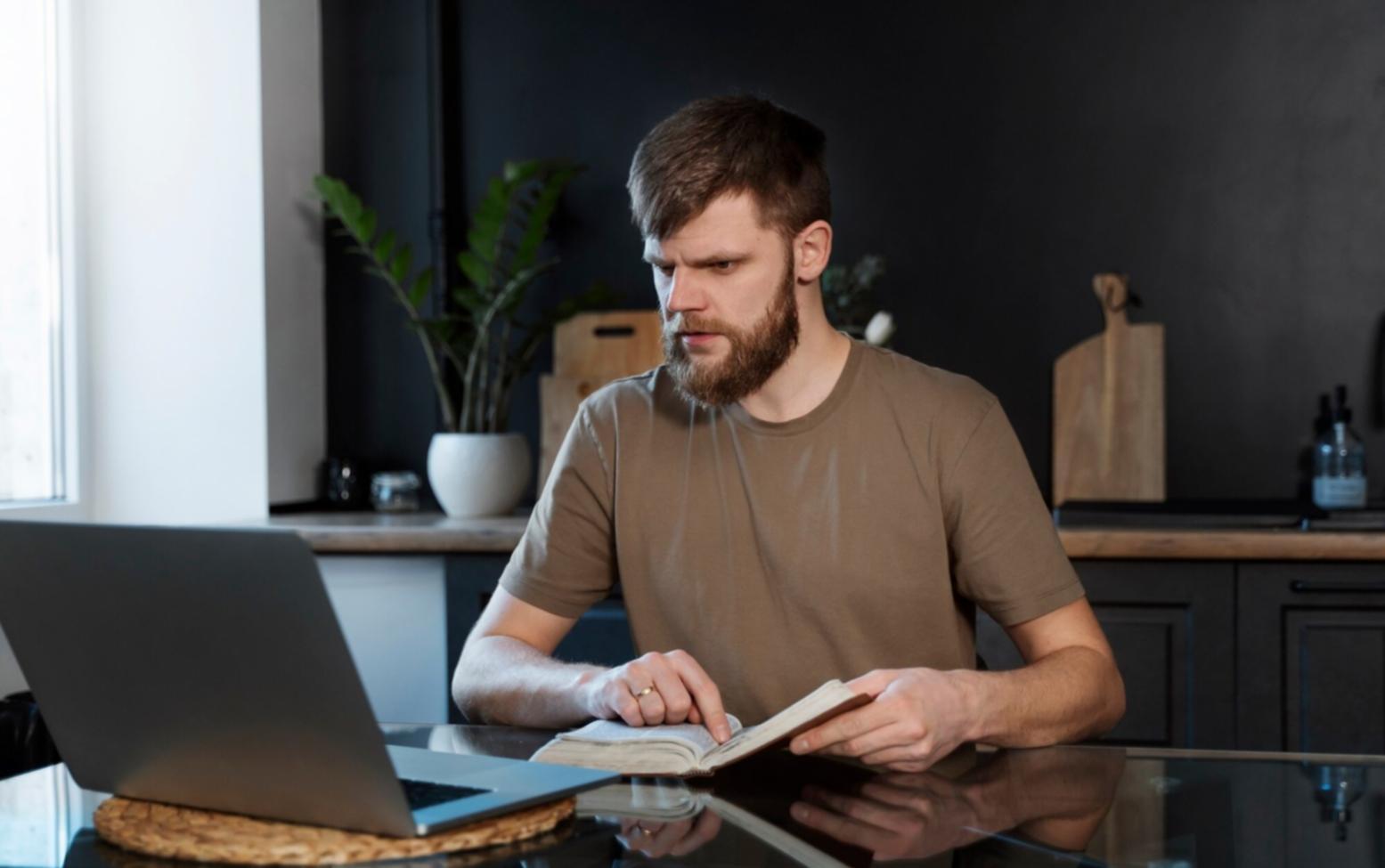 Person analysiert finanzielle Unterlagen am Schreibtisch